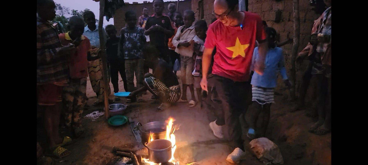 Những bữa ăn giản dị nhưng đầy ắp tình thương, chia sẻ ấm áp giữa anh Khánh và các em nhỏ.