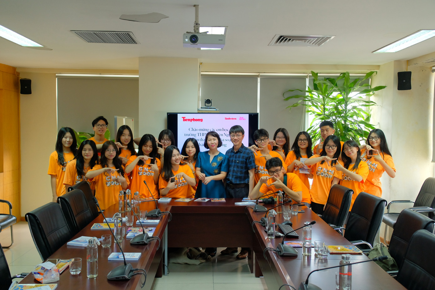 Nhà báo Nguyễn Tuấn Anh, cô Đỗ Ngọc Chi cùng các bạn học sinh CLB CNN Zoom. Nhà báo Nguyễn Tuấn Anh, cô Đỗ Ngọc Chi cùng các bạn học sinh CLB CNN Zoom.