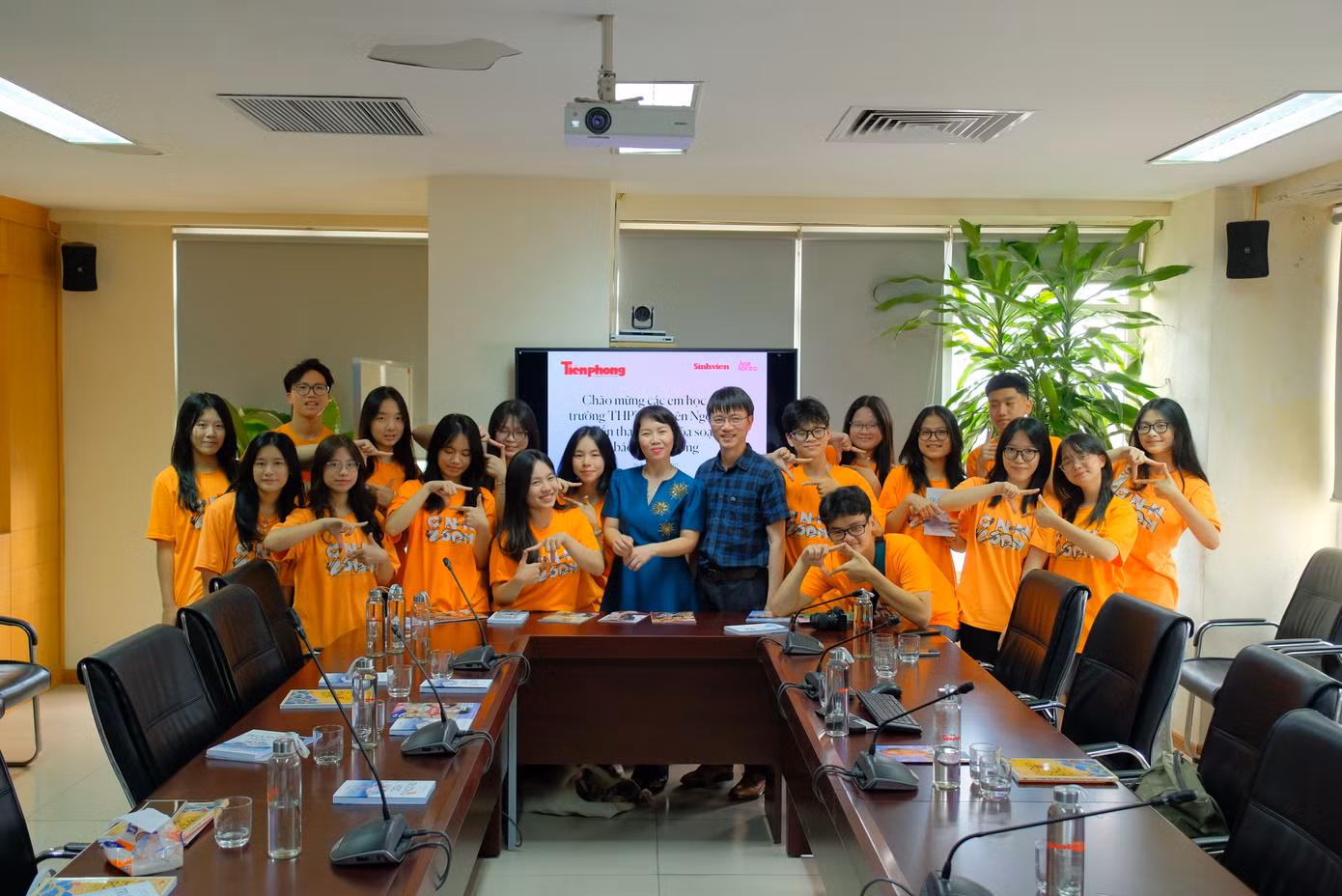 Nhà báo Nguyễn Tuấn Anh, cô Đỗ Ngọc Chi cùng các bạn học sinh CLB CNN Zoom. Nhà báo Nguyễn Tuấn Anh, cô Đỗ Ngọc Chi cùng các bạn học sinh CLB CNN Zoom.