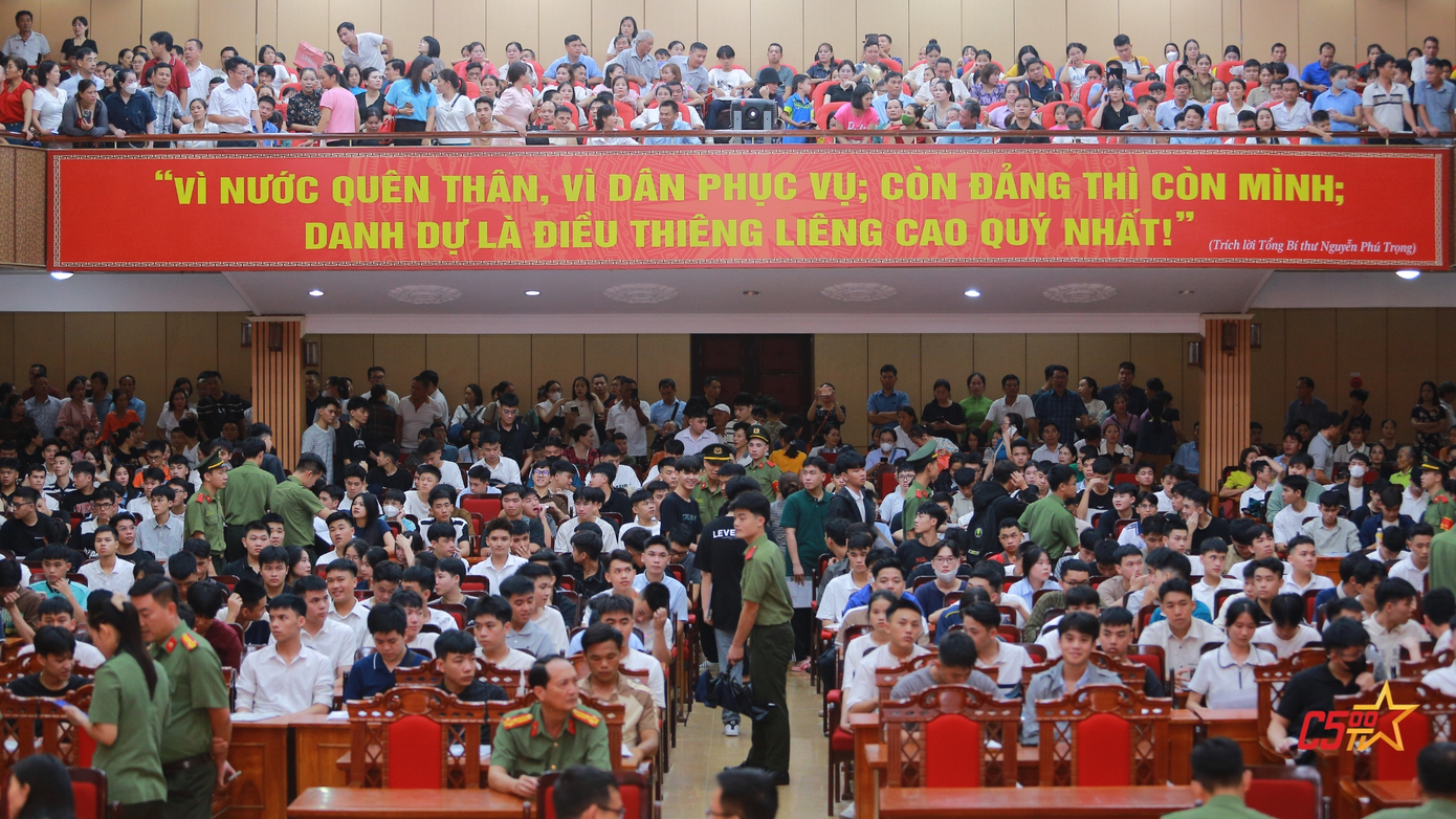 Khung cảnh tân sinh viên và gia đình tại hội trường lớn học viện.