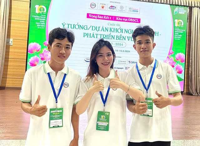 Nhóm sinh viên sáng tạo làm băng gạc sinh học từ lục bình.