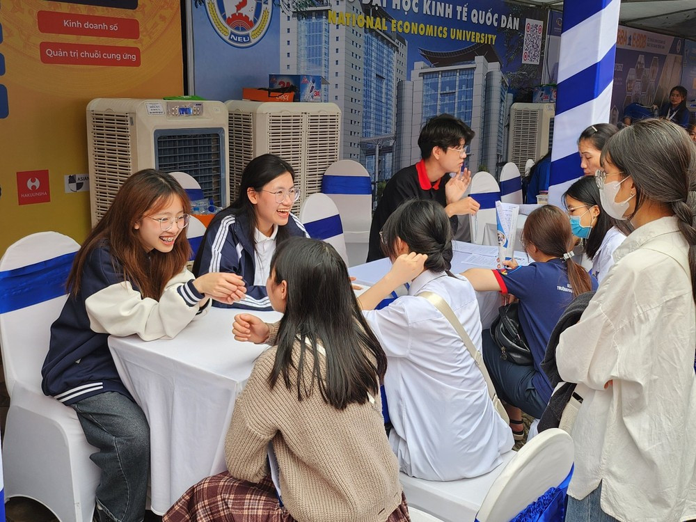 Tư vấn, hướng nghiệp cho lao động trẻ. Ảnh: Hiếu Nguyễn