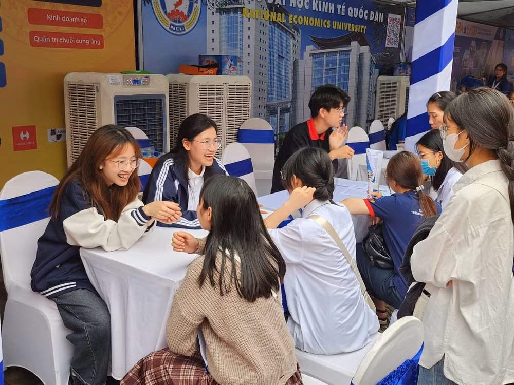 Tư vấn, hướng nghiệp cho lao động trẻ. Ảnh: Hiếu Nguyễn