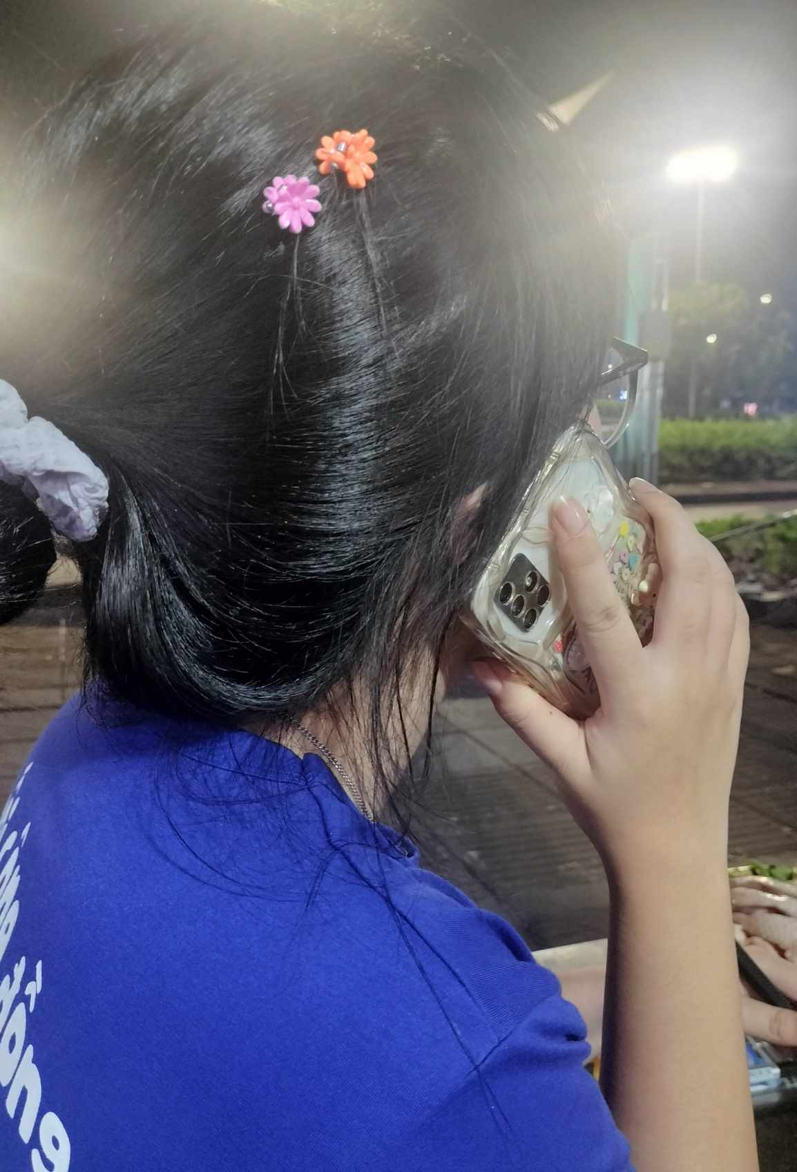 Thảo cảm thấy không thoải mái khi phải nghe những số lạ trên điện thoại. (Ảnh: NVCC)