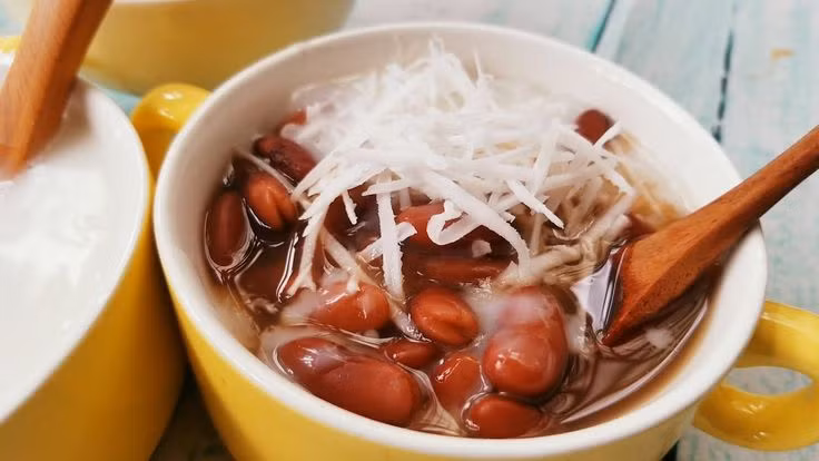 Nhiều bạn trẻ tin rằng ăn chè đậu đỏ vào lễ Thất tịch sẽ giúp "thoát ế".