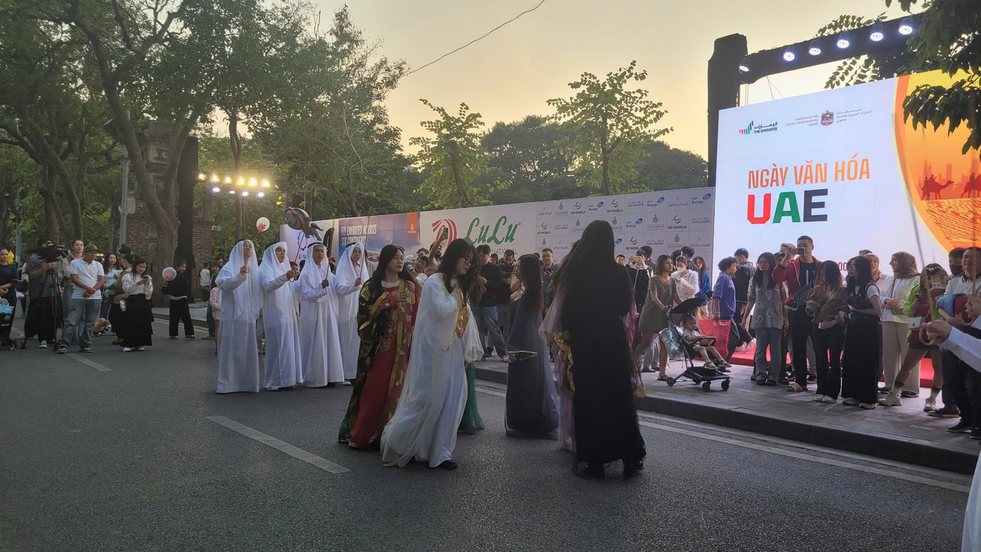 Sinh viên bộ môn Văn hoá và Ngôn ngữ Ả Rập, trường Đại học Ngoại Ngữ, Đại học Quốc gia Hà Nội thực hiện điệu múa.