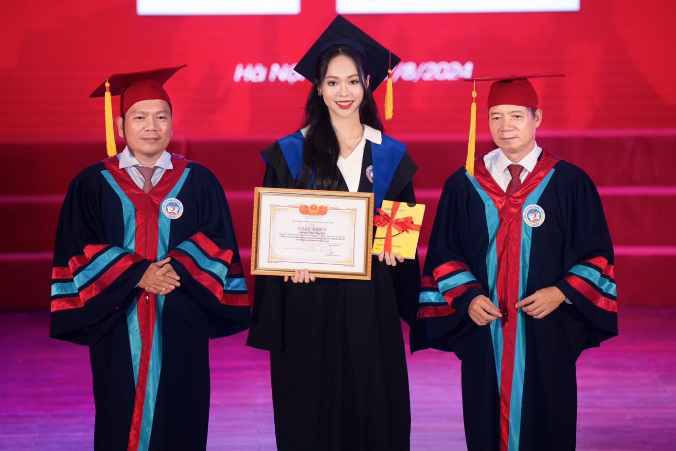 PGS.TS Nguyễn Thành Hiếu, Phó Hiệu trưởng Trường Đại học Kinh tế Quốc dân cùng PGS.TS Lê Trung Thành, Viện trưởng Viện đào tạo Quốc tế trao Giấy khen cho Á hậu Trịnh Thùy Linh. (Ảnh: NEU) PGS.TS Nguyễn Thành Hiếu, Phó Hiệu trưởng Trường Đại học Kinh tế Quốc dân cùng PGS.TS Lê Trung Thành, Viện trưởng Viện đào tạo Quốc tế trao Giấy khen cho Á hậu Trịnh Thùy Linh. (Ảnh: NEU)