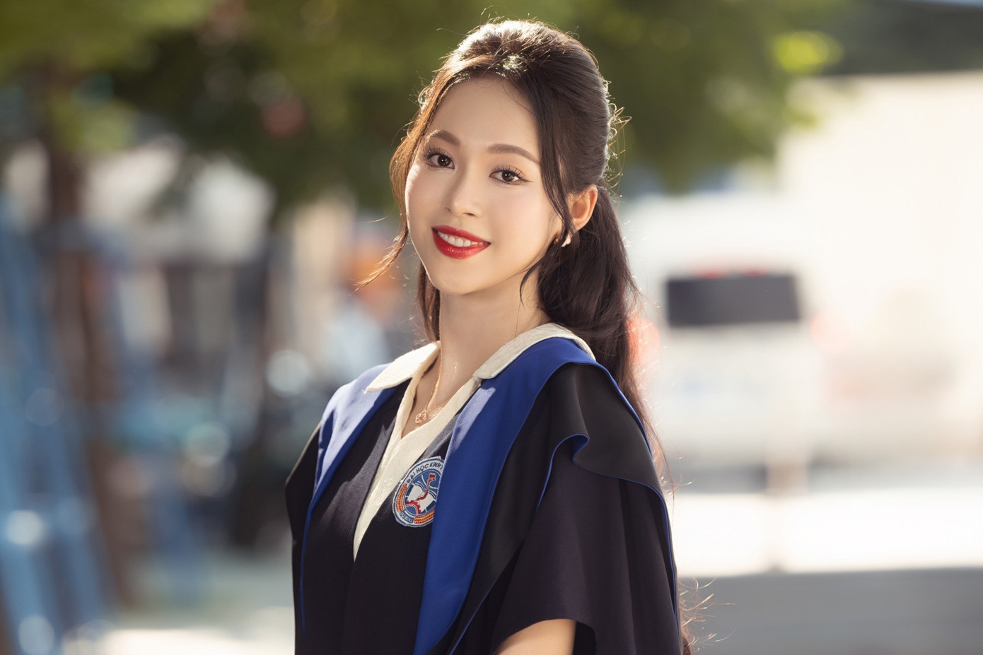 Á hậu rạng rỡ trong buổi lễ tốt nghiệp. (Ảnh: NEU) Á hậu rạng rỡ trong buổi lễ tốt nghiệp. (Ảnh: NEU)