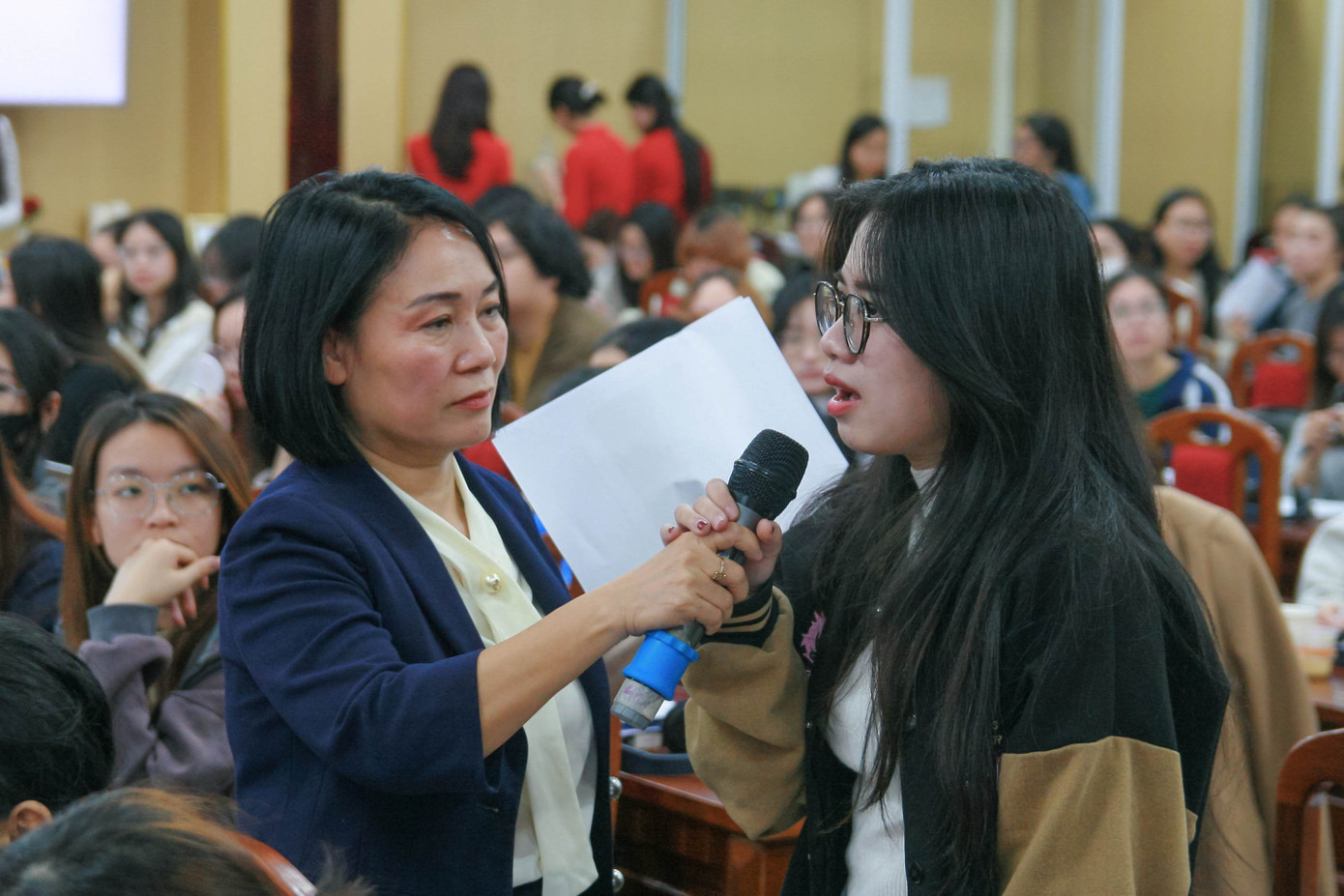 Nhà báo Tạ Bích Loan giao lưu với các bạn sinh viên Học viện Báo chí và Tuyên truyền. Nhà báo Tạ Bích Loan giao lưu với các bạn sinh viên Học viện Báo chí và Tuyên truyền.