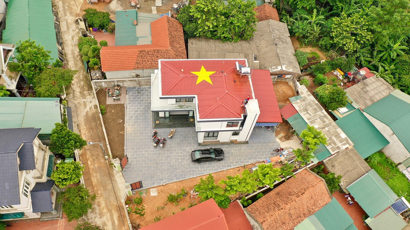 Ngôi sao vàng 5 cánh được vẽ trên mái nhà do Lê Quang Vũ thực hiện ở huyện Tam Dương, tỉnh Vĩnh Phúc. (Ảnh: Lê Quang Vũ)