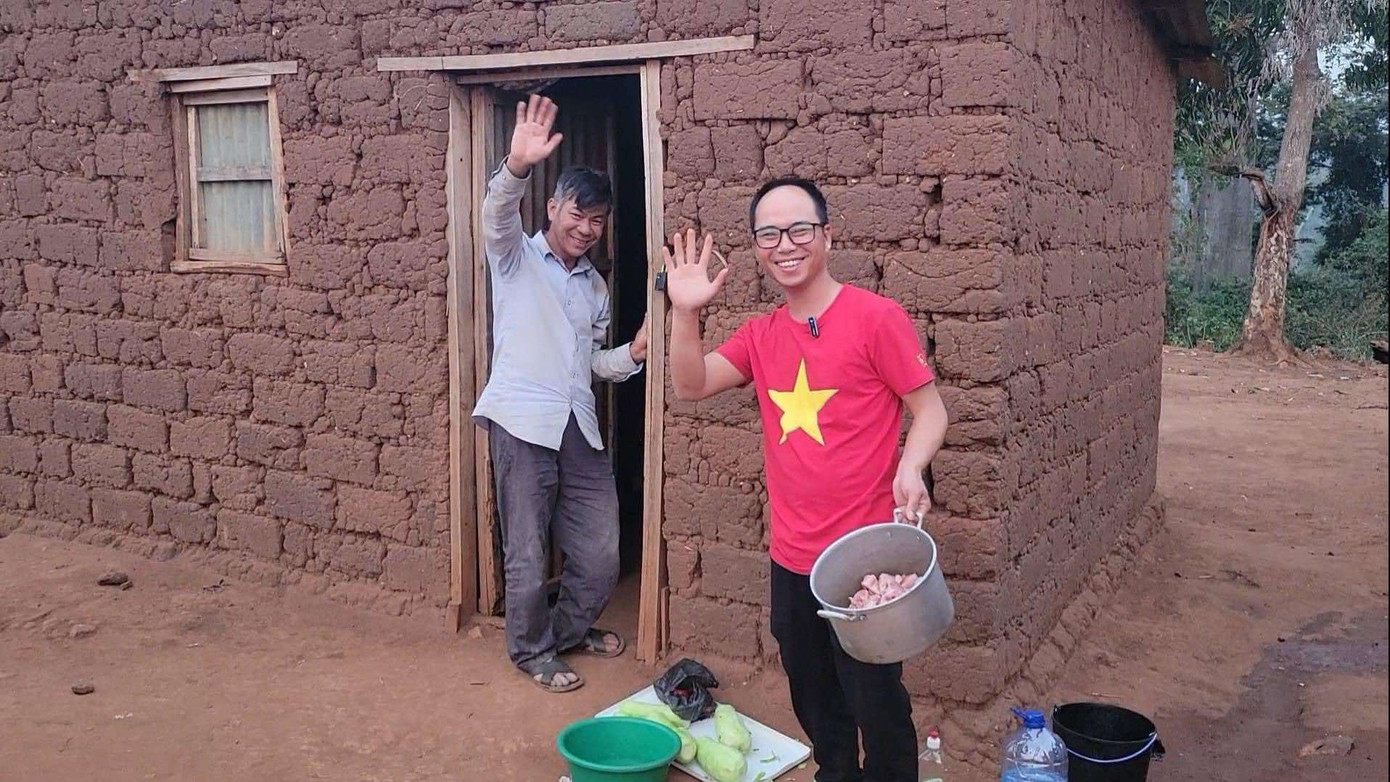 Những khoảnh khắc hạnh phúc khi được tự tay nấu ăn, chăm sóc các em nhỏ.