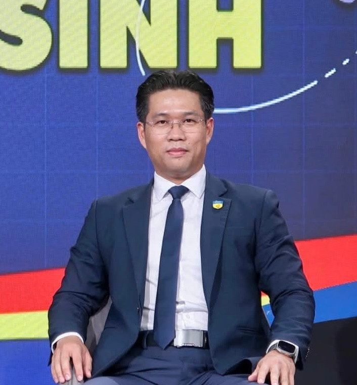 ThS. Võ Ngọc Nhơn – Phó Giám đốc Trung tâm Tư vấn Tuyển sinh, Trường Đại học Công nghệ TP.HCM (HUTECH) với hơn 10 năm phụ trách công tác tư vấn hướng nghiệp - định hướng ngành nghề. ThS. Võ Ngọc Nhơn – Phó Giám đốc Trung tâm Tư vấn Tuyển sinh, Trường Đại học Công nghệ TP.HCM (HUTECH) với hơn 10 năm phụ trách công tác tư vấn hướng nghiệp - định hướng ngành nghề.