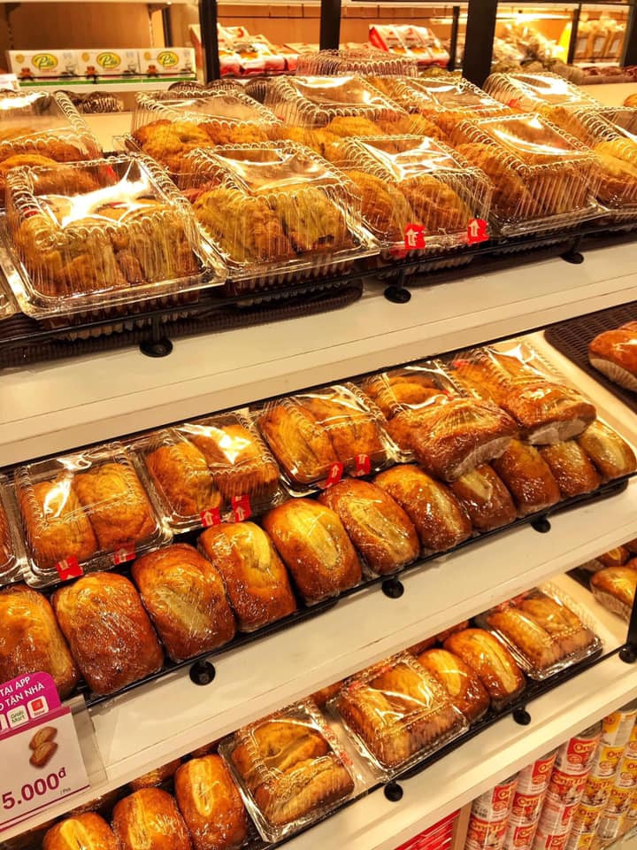 Nhiều đồ ăn tại siêu thị giảm giá "kịch sàn" vào các khung giờ tối sau 20h.