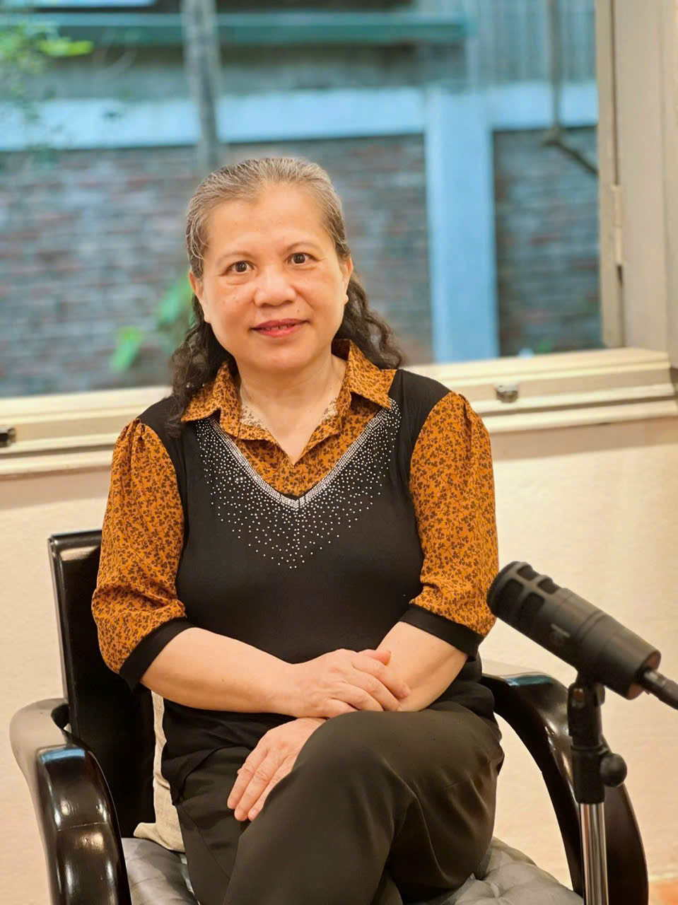 TS. Nguyễn Ánh Hồng cho rằng, những tác phẩm kết hợp hài hòa giữa văn hóa truyền thống và hiện đại cho thấy sự tận tâm, trách nhiệm của nghệ sĩ đối với thiên chức của mình.