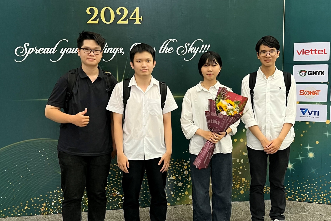 Thế An (bên trái) và các bạn học. (Ảnh: NVCC) Thế An (bên trái) và các bạn học. (Ảnh: NVCC)