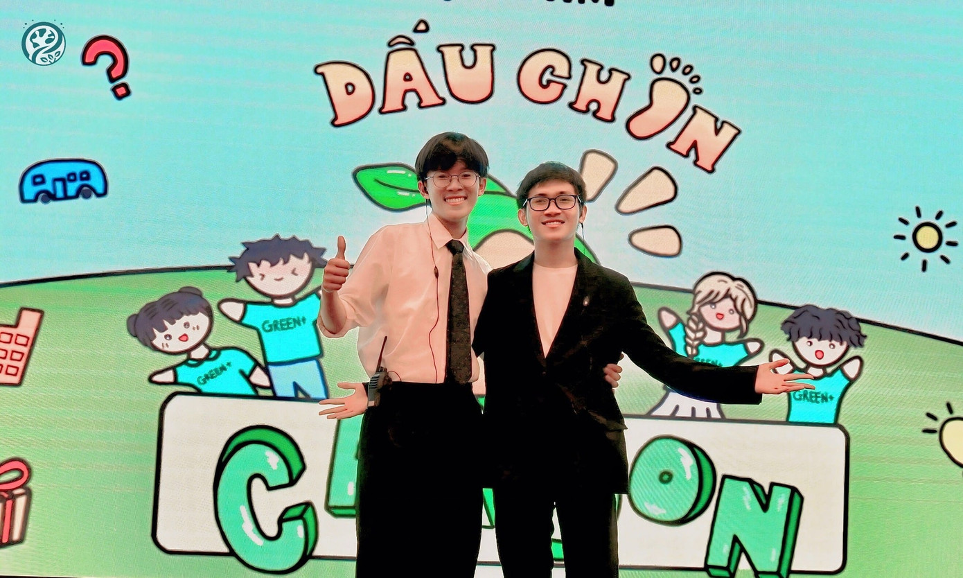 Hải (bên phải) và người bạn đồng hành trong dự án “Cũ đổi xanh” với chủ đề Dấu chân carbon.