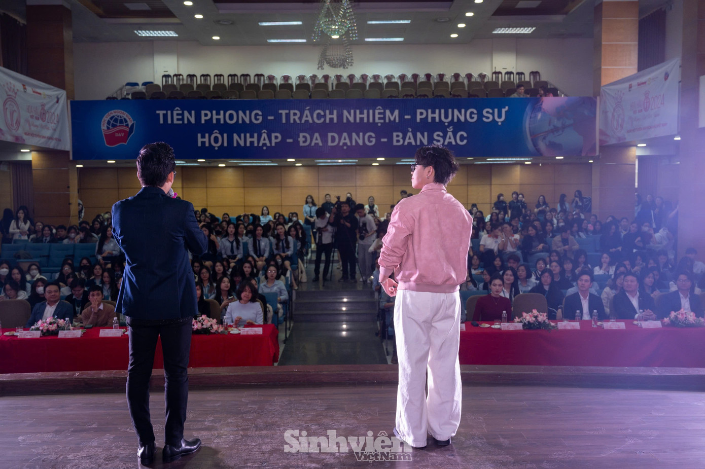 Cặp đôi ca sĩ không quên gửi lời chúc năm mới tốt đẹp đến BTC, thí sinh tham gia Hoa hậu Việt Nam 2024 cùng toàn thể các giảng viên và sinh viên tại Học viện Ngoại giao. Cặp đôi ca sĩ không quên gửi lời chúc năm mới tốt đẹp đến BTC, thí sinh tham gia Hoa hậu Việt Nam 2024 cùng toàn thể các giảng viên và sinh viên tại Học viện Ngoại giao.