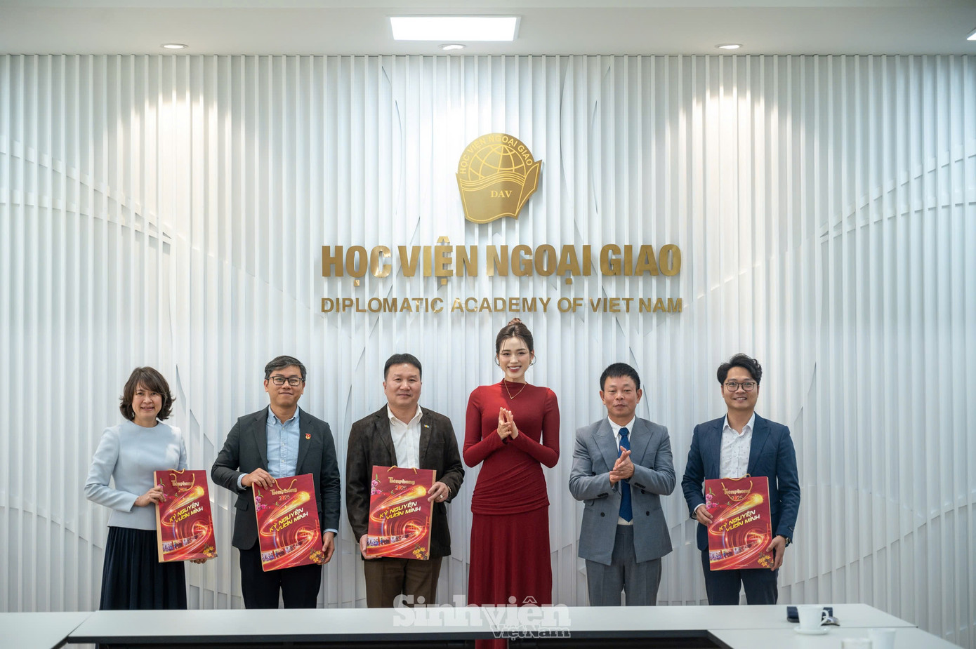 TS. Tạ Đình Hòa (ngoài cùng bên phải) nhận quà tặng từ nhà báo Phùng Công Sưởng - Tổng Biên tập Báo Tiền Phong - Trưởng ban tổ chức cuộc thi Hoa hậu Việt Nam 2024 và Hoa hậu Việt Nam 2020 Đỗ Thị Hà. TS. Tạ Đình Hòa (ngoài cùng bên phải) nhận quà tặng từ nhà báo Phùng Công Sưởng - Tổng Biên tập Báo Tiền Phong - Trưởng ban tổ chức cuộc thi Hoa hậu Việt Nam 2024 và Hoa hậu Việt Nam 2020 Đỗ Thị Hà.