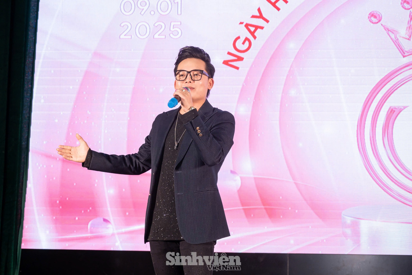 Về phía Xuân Đức, nam ca sĩ chinh phục khán giả với chất giọng sáng, vang trong phần trình diễn ca khúc Gấp đôi yêu thương do nhạc sĩ Hà Anh sáng tác. Về phía Xuân Đức, nam ca sĩ chinh phục khán giả với chất giọng sáng, vang trong phần trình diễn ca khúc Gấp đôi yêu thương do nhạc sĩ Hà Anh sáng tác.