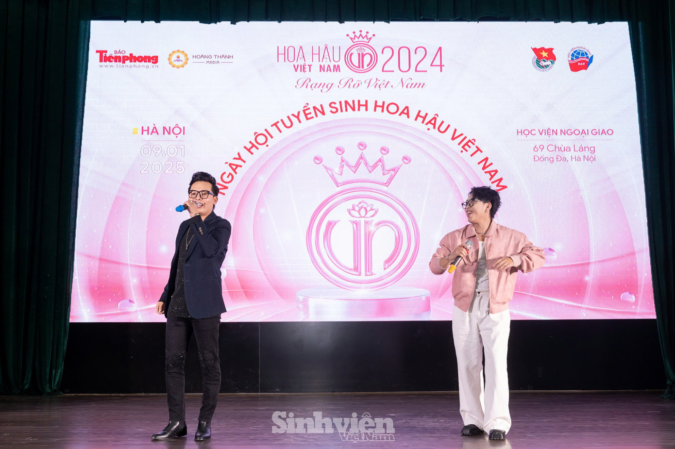 Màn hòa giọng của hai nam ca sĩ trong liên khúc Thì thầm mùa xuân. Màn hòa giọng của hai nam ca sĩ trong liên khúc Thì thầm mùa xuân.