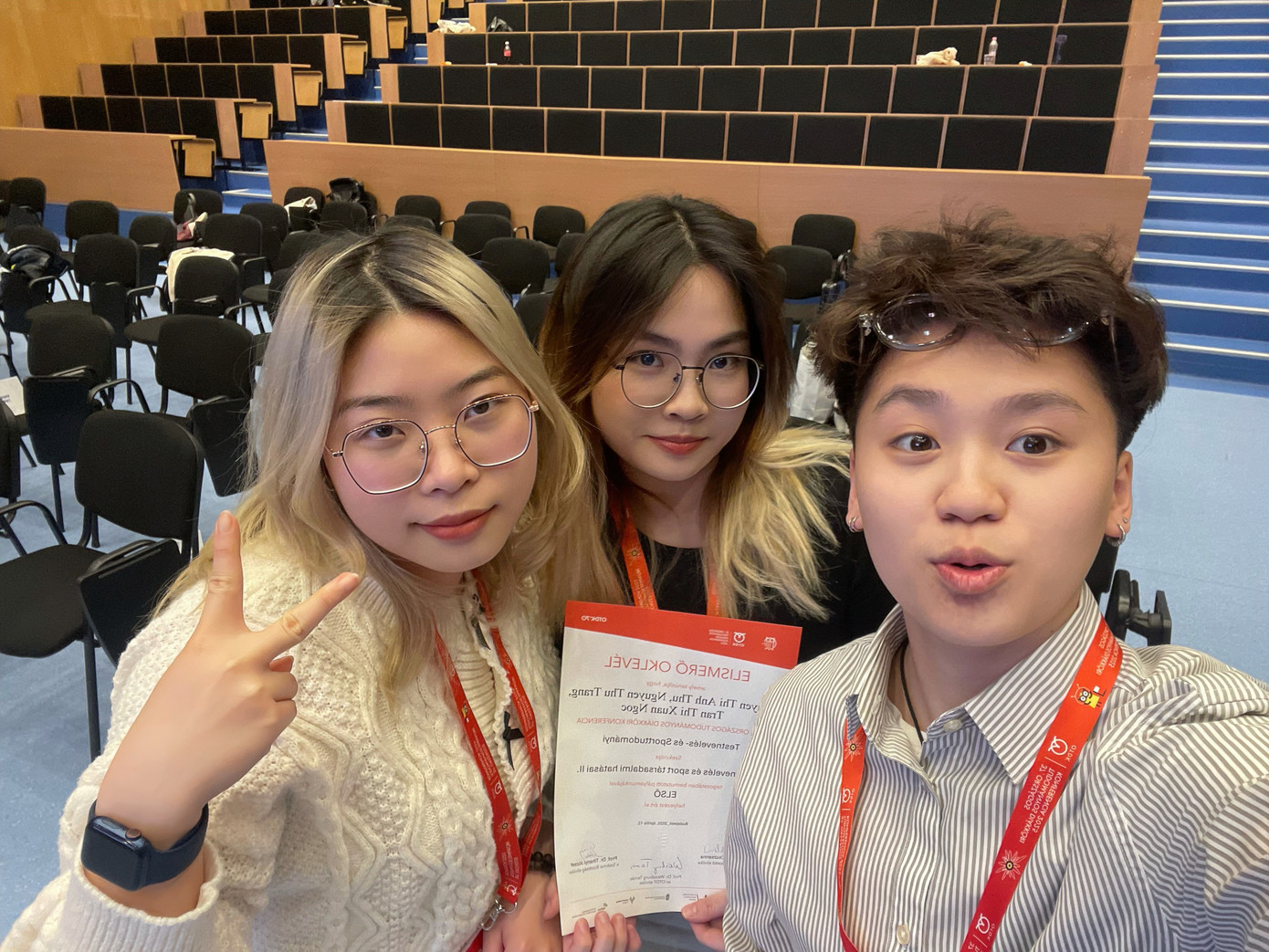 Bộ ba Nguyễn Thu Trang, Nguyễn Thị Anh Thư, Trần Xuân Ngọc (từ trái sang phải) chụp ảnh lưu niệm sau khi lễ trao giải kết thúc. Bộ ba Nguyễn Thu Trang, Nguyễn Thị Anh Thư, Trần Xuân Ngọc (từ trái sang phải) chụp ảnh lưu niệm sau khi lễ trao giải kết thúc.