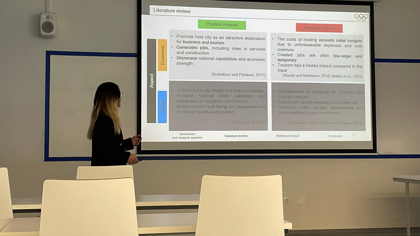 Phần trình bày của nhóm tại cuộc thi OTDK do Anh Thư đảm nhận. Phần trình bày của nhóm tại cuộc thi OTDK do Anh Thư đảm nhận.