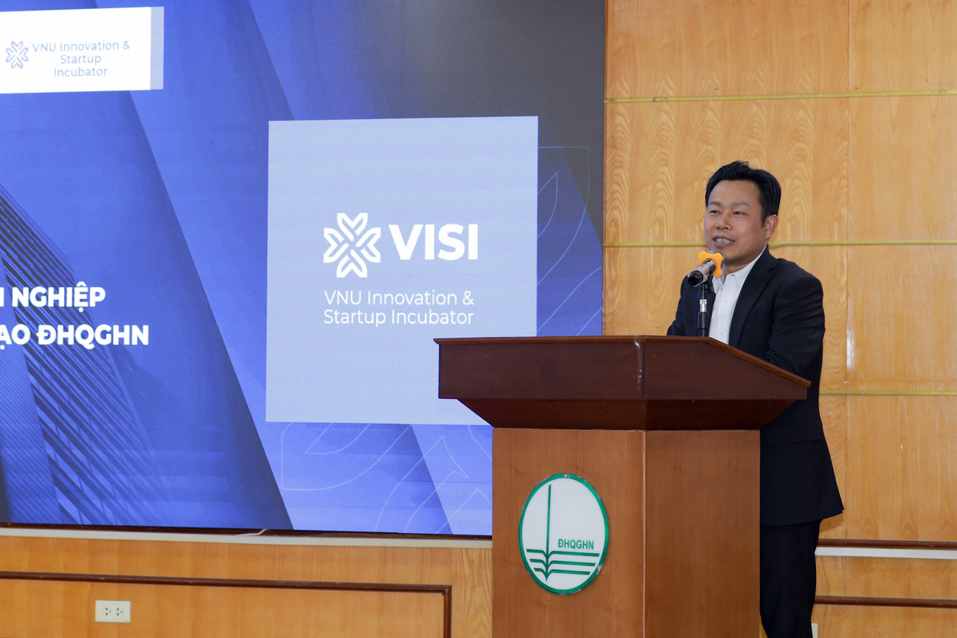 Theo GS.TS Lê Quân, khởi nghiệp có thể bắt đầu từ những điều nhỏ nhất nhưng nó là tế bào để nhân rộng. (Ảnh: Nguyên Lê)