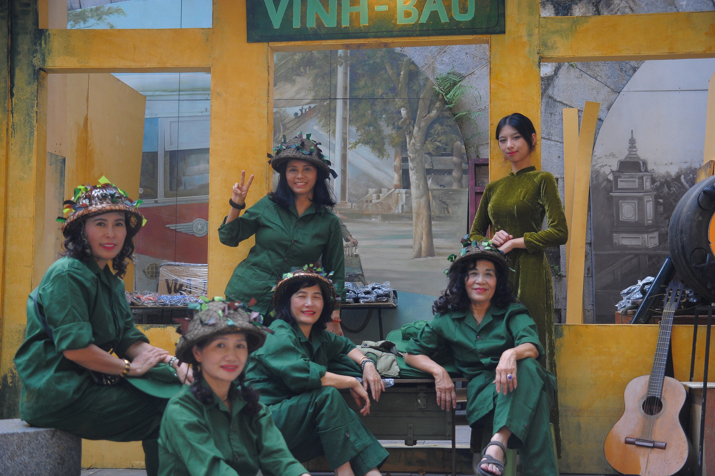 Dàn hòa ca của các du khách đến tham quan triển lãm.