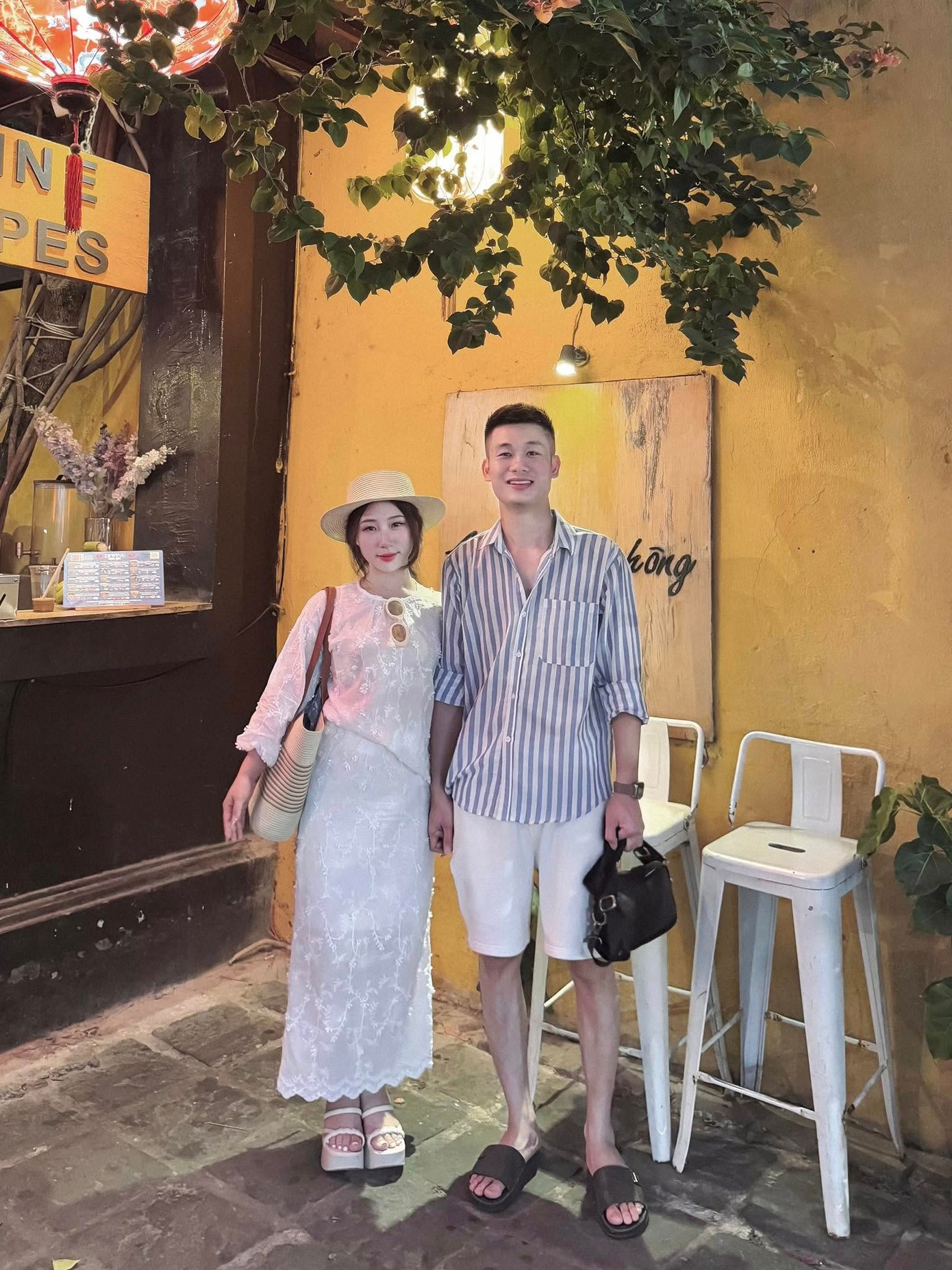 Chị Thanh Hà cùng chồng tại Hội An vào tháng 6 năm nay. Chị Thanh Hà cùng chồng tại Hội An vào tháng 6 năm nay.