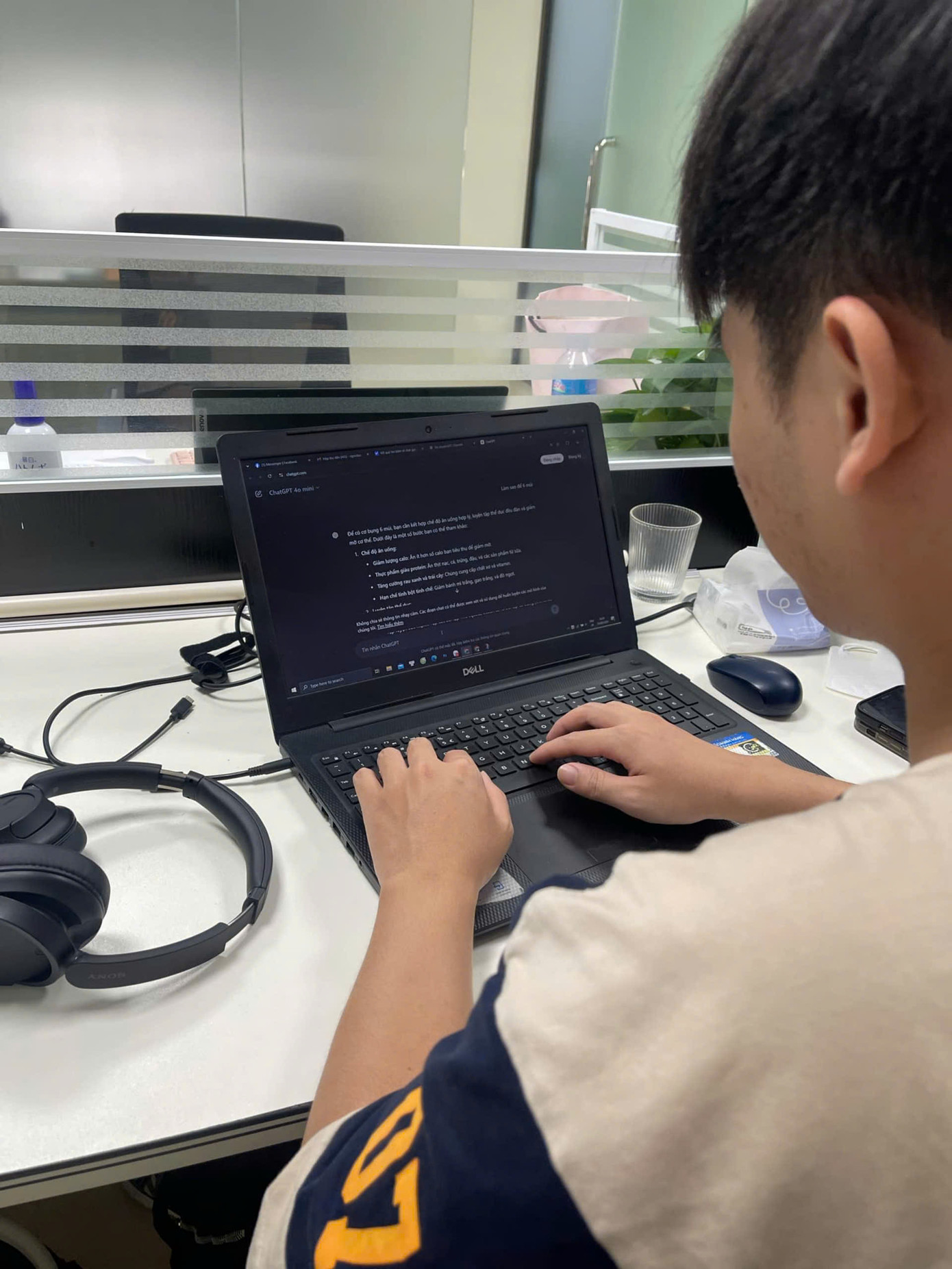 Minh Tùng thường xuyên chọn không gian làm việc chung vì sự tiện lợi. Minh Tùng thường xuyên chọn không gian làm việc chung vì sự tiện lợi.