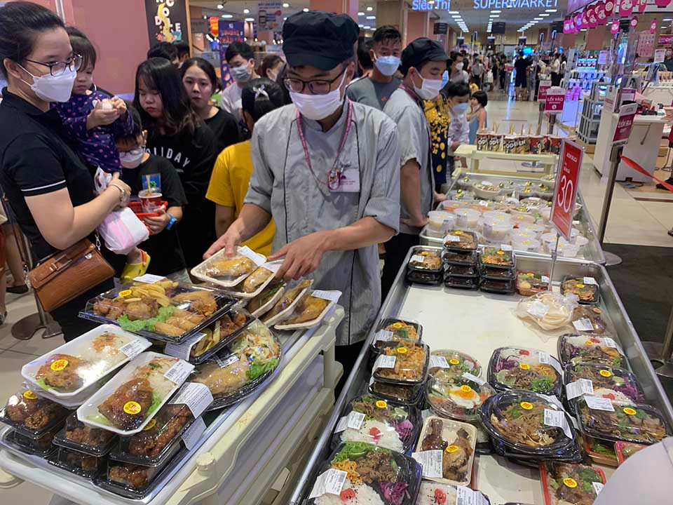 "Săn" thực phẩm giảm giá, nhiều sinh viên tiết kiệm được từ 150.000 - 200.000 đồng. (Ảnh: An Phú).