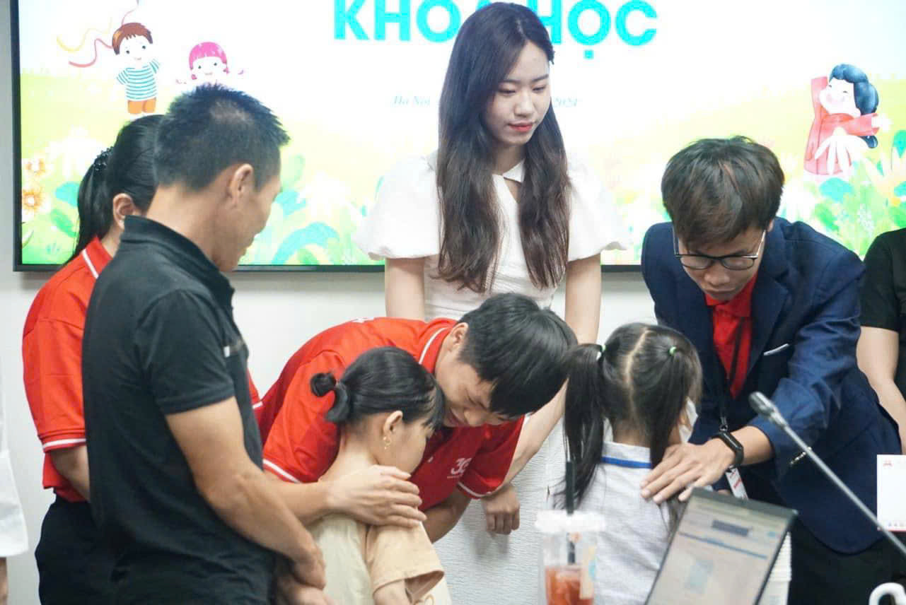 Lớp học Kỹ năng MC - Dự án vì cộng đồng trẻ Thalassemia mà cô nàng đa tài Thục Ánh đồng sáng lập, nhận được sự tham gia, hưởng ứng đông đảo của nhiều học viên. Lớp học Kỹ năng MC - Dự án vì cộng đồng trẻ Thalassemia mà cô nàng đa tài Thục Ánh đồng sáng lập, nhận được sự tham gia, hưởng ứng đông đảo của nhiều học viên.