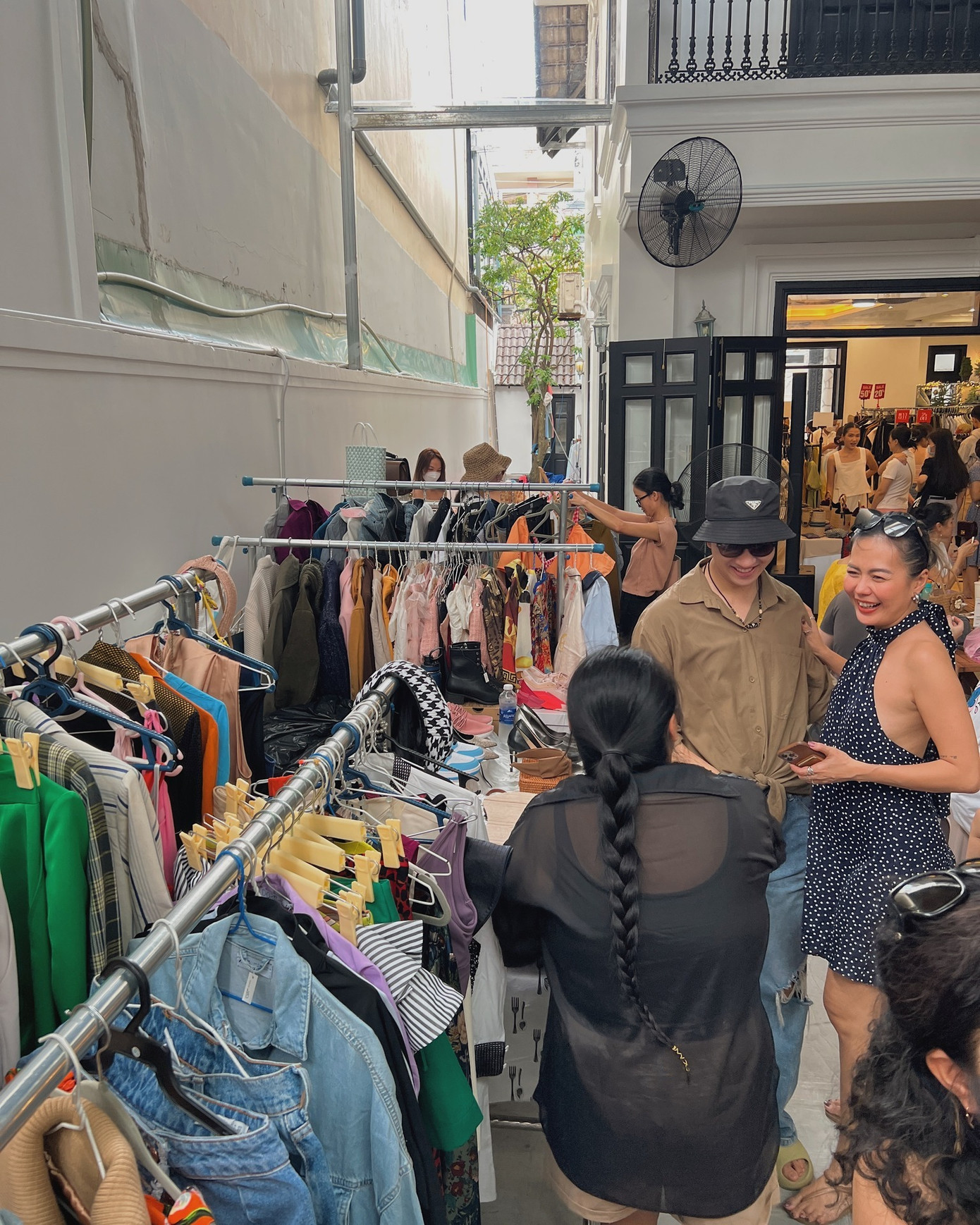 Sự đông đúc của một cửa hàng chuyên bán đồ secondhand trên địa bàn thành phố Hà Nội.