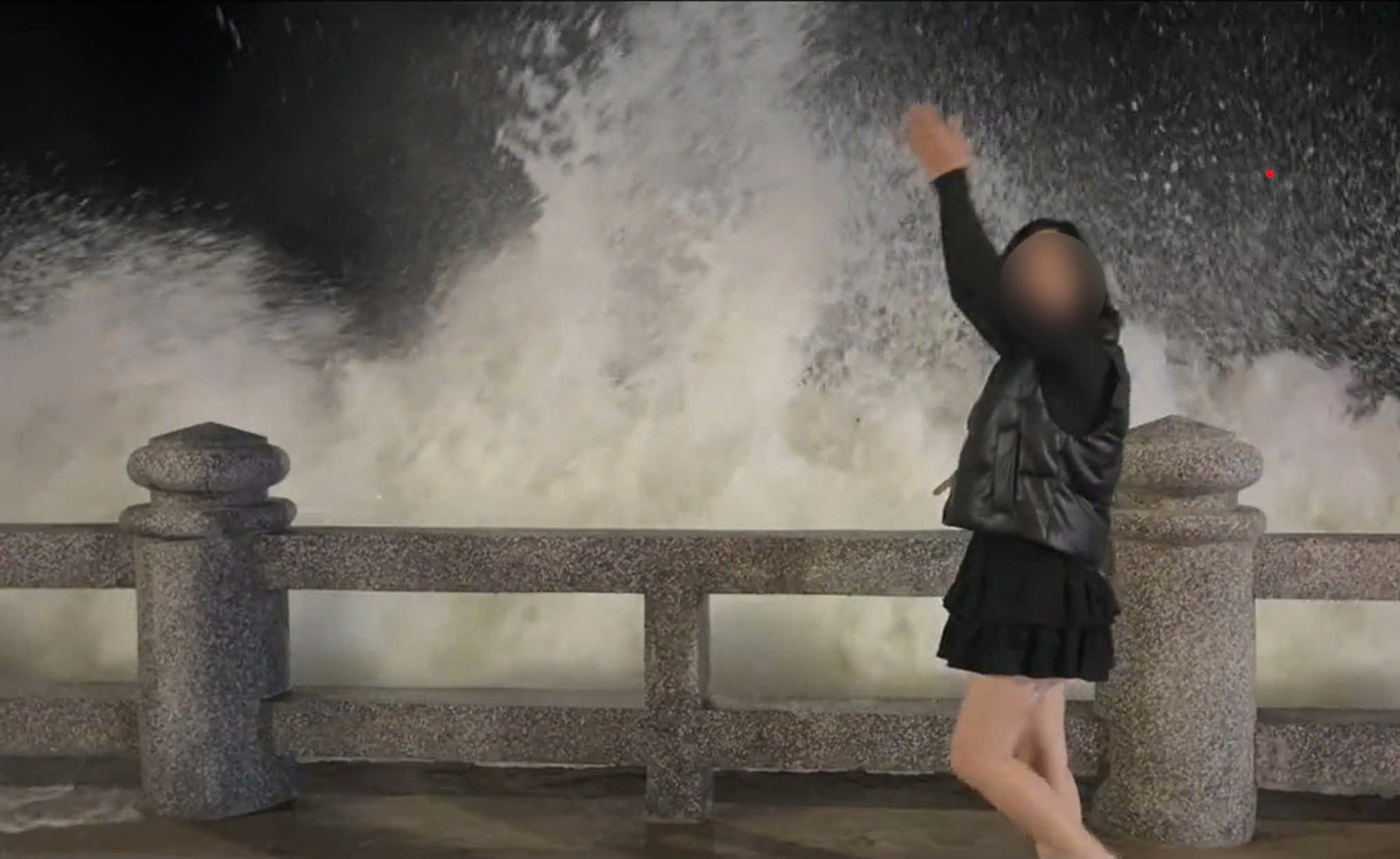 Bạn trẻ hào hứng check-in với những con sóng cao từ 1-2m. (Ảnh chụp màn hình) Bạn trẻ hào hứng check-in với những con sóng cao từ 1-2m. (Ảnh chụp màn hình)