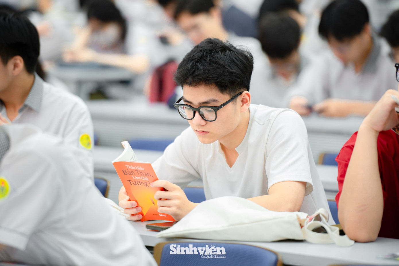 Các bạn học sinh say sưa trải nghiệm cuốn sách Thấu hiểu bản thân, làm chủ tương lai.