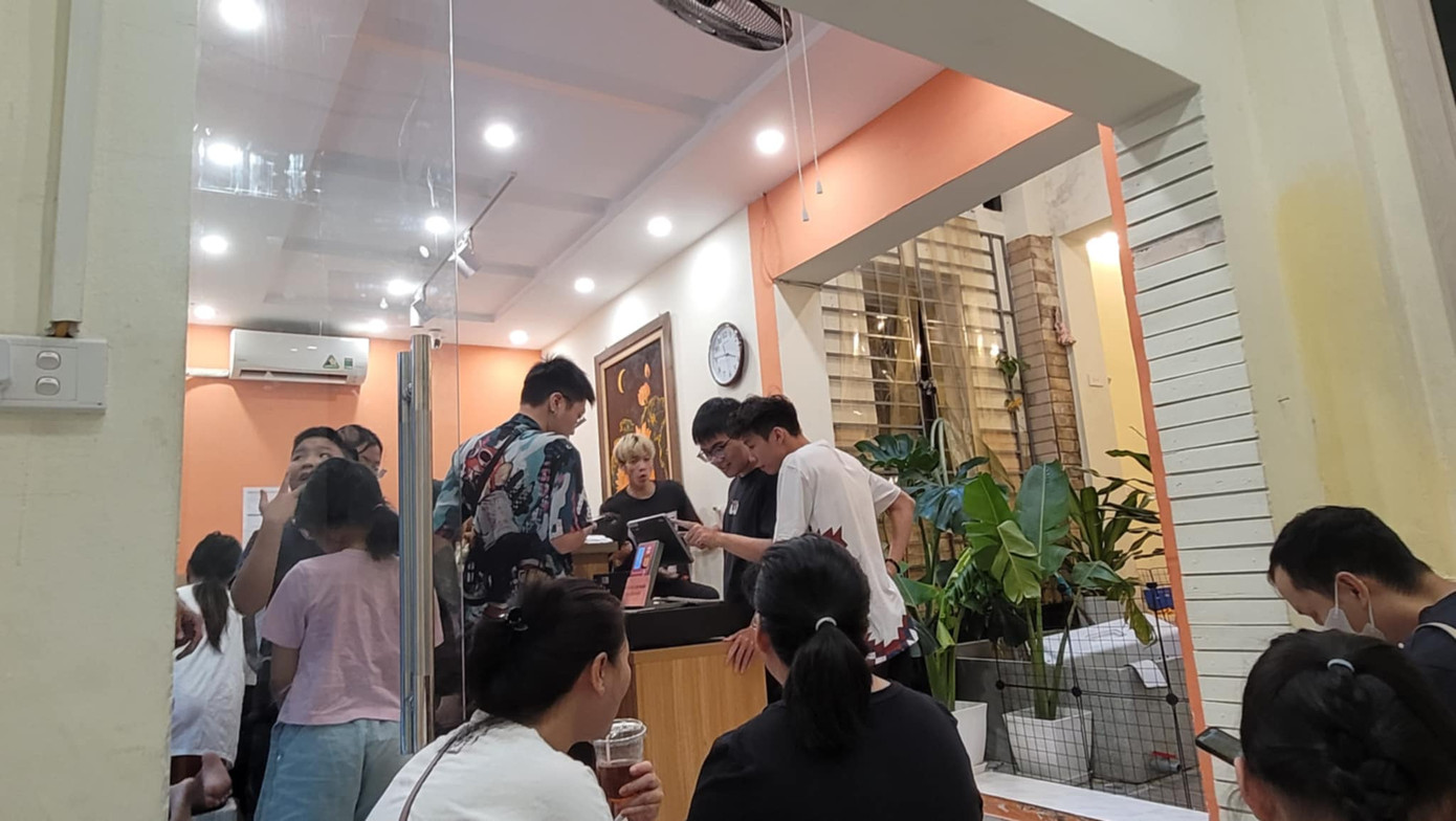 Quán rất đông khách, chủ yếu đều là người trẻ tuổi, và phụ huynh đưa con trẻ tới chơi vào dịp cuối tuần.