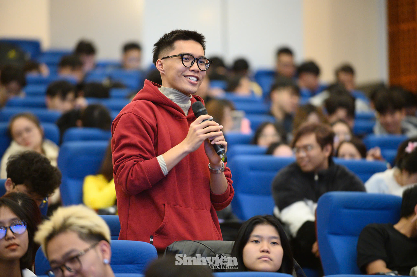 Các bạn sinh viên K63 Đại học Kinh tế Quốc dân nhiệt tình giao lưu với các diễn giả.