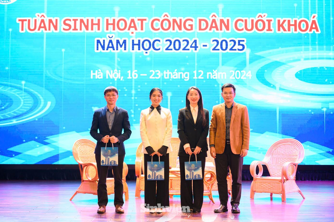 Th.S Nguyễn Hoàng Hà, Trưởng phòng Công tác Chính trị và Quản lý Sinh viên, Đại học Kinh tế Quốc dân tặng quà các diễn giả.