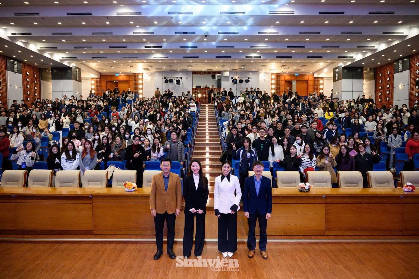 Các diễn giả chụp ảnh kỉ niệm cùng các bạn sinh viên Đại học Kinh tế Quốc dân.
