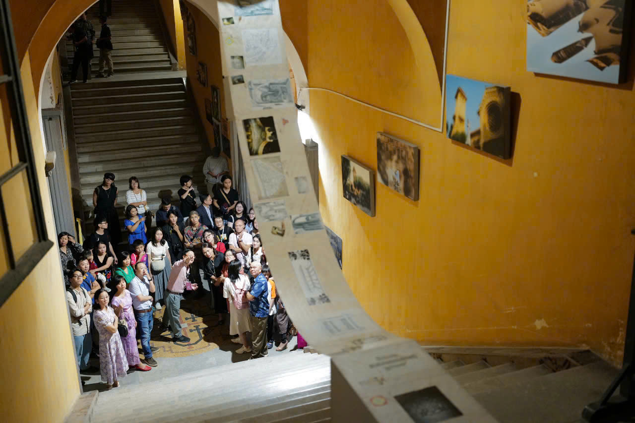 Nghệ thuật thị giác đang trở thành lĩnh vực nhận được rất nhiều sự quan tâm của công chúng. Nghệ thuật thị giác đang trở thành lĩnh vực nhận được rất nhiều sự quan tâm của công chúng.