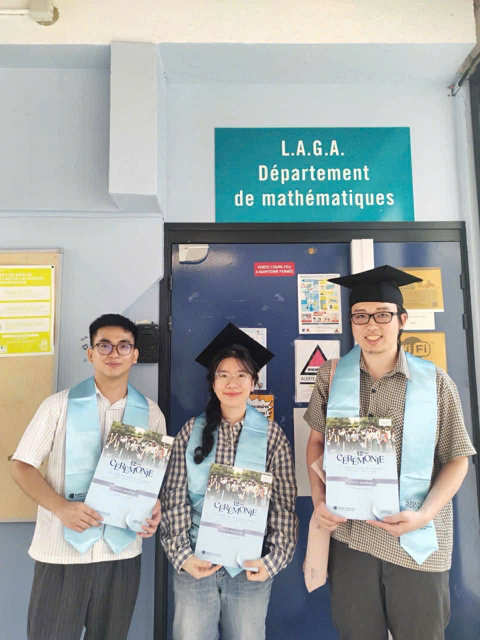 Quang Vinh (phải) tốt nghiệp tại Khoa Toán Paris XIII. Quang Vinh (phải) tốt nghiệp tại Khoa Toán Paris XIII.