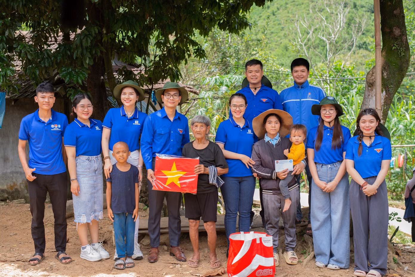PGS.TS Nguyễn Thành Đạt cùng Đoàn Đại học Đà Nẵng và Đoàn Trường Đại học Sư phạm Kỹ thuật - Đại học Đà Nẵng đi thăm các gia đình chính sách tại xã Trà Hiệp, huyện Trà Bồng, tỉnh Quảng Ngãi. .