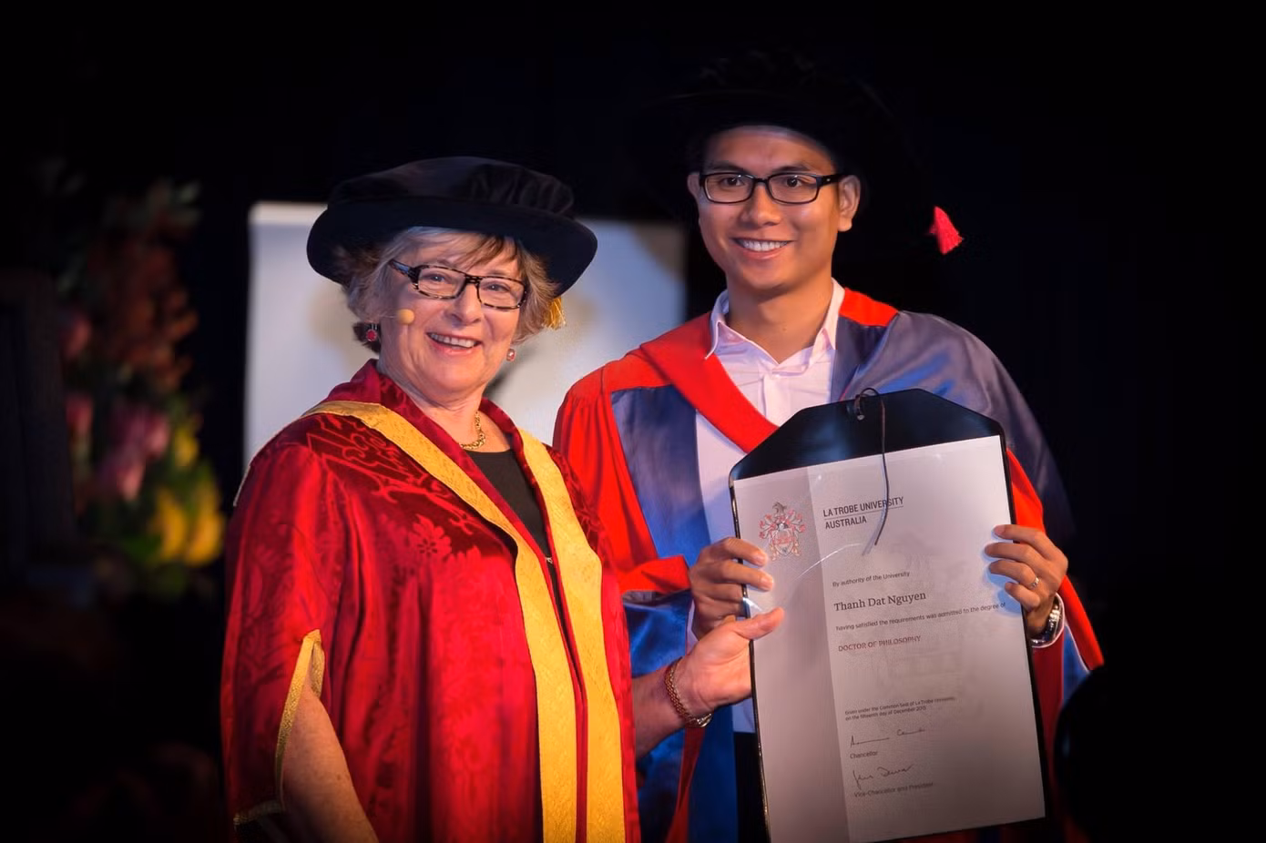 PGS.TS Nguyễn Thành Đạt nhận bằng tốt nghiệp Tiến sĩ tại Australia.