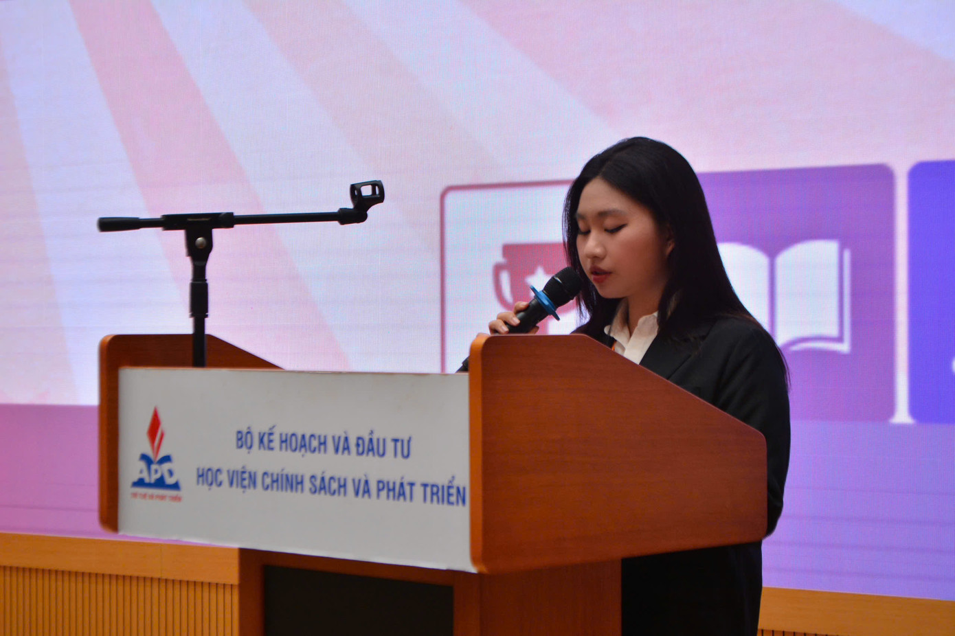 Nữ sinh đảm nhận vị trí Điều phối viên dự án Youth for ESG 2024.