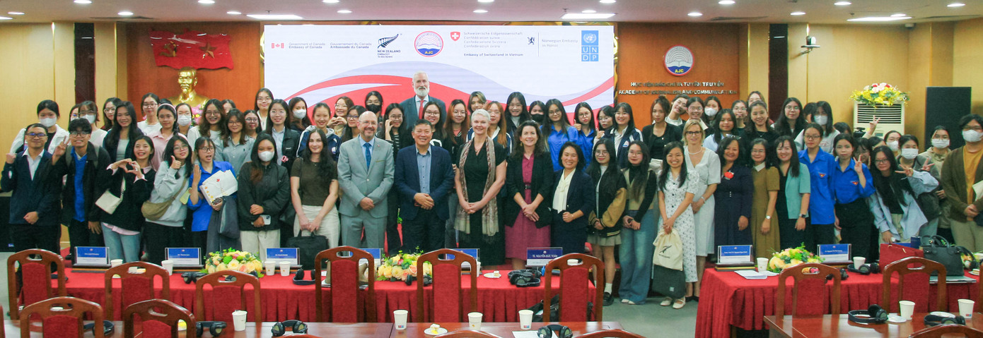 Các chuyên gia và diễn giả chụp ảnh lưu niệm với sinh viên, giảng viên khoa Quan hệ Quốc tế, Viện Báo chí - Truyền thông, Học viện Báo chí và Tuyên truyền. Các chuyên gia và diễn giả chụp ảnh lưu niệm với sinh viên, giảng viên khoa Quan hệ Quốc tế, Viện Báo chí - Truyền thông, Học viện Báo chí và Tuyên truyền.