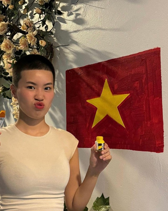 Nữ Rapper GenZ cùng hình ảnh lá cờ Tổ quốc được treo trên ban công.