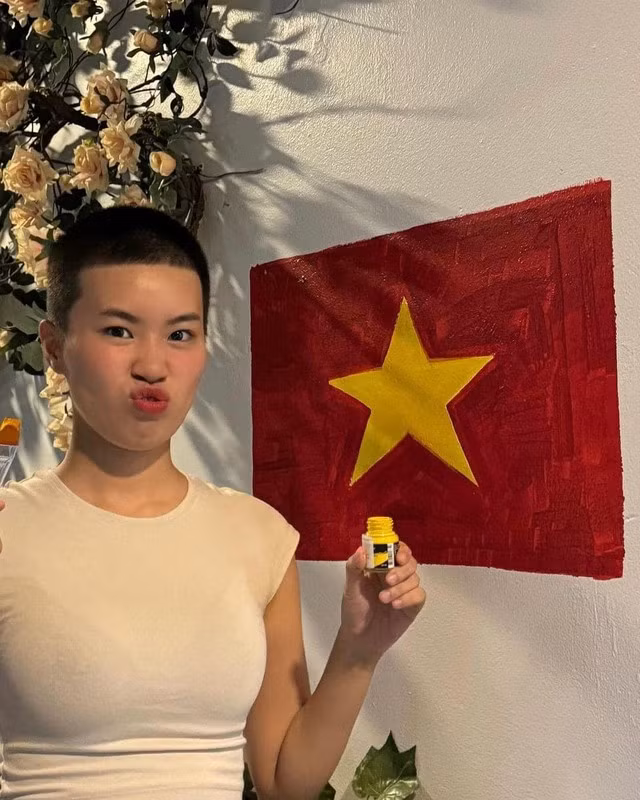 Nữ Rapper GenZ cùng hình ảnh lá cờ Tổ quốc được treo trên ban công.
