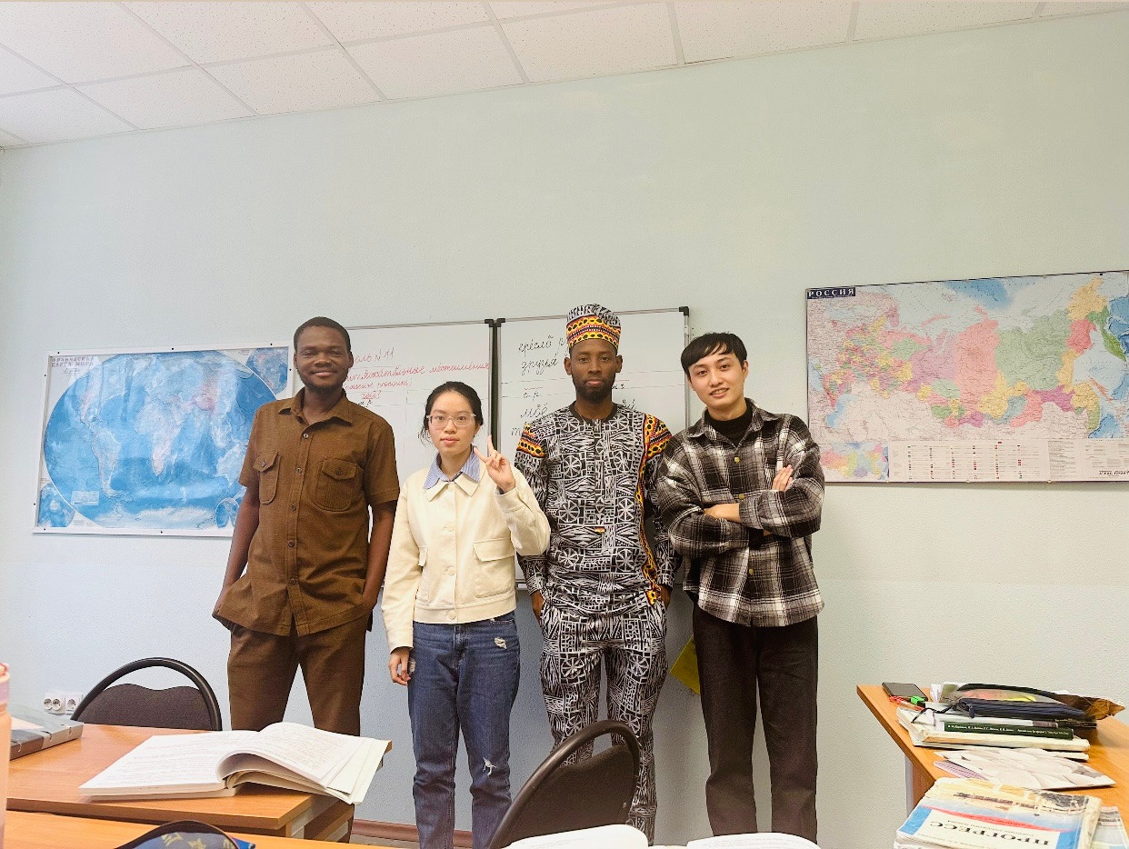 Hiếu (bên phải qua) trong một tiết học tại Trường Đại học Tổng hợp Hữu nghị các dân tộc Nga. Hiếu (bên phải qua) trong một tiết học tại Trường Đại học Tổng hợp Hữu nghị các dân tộc Nga.