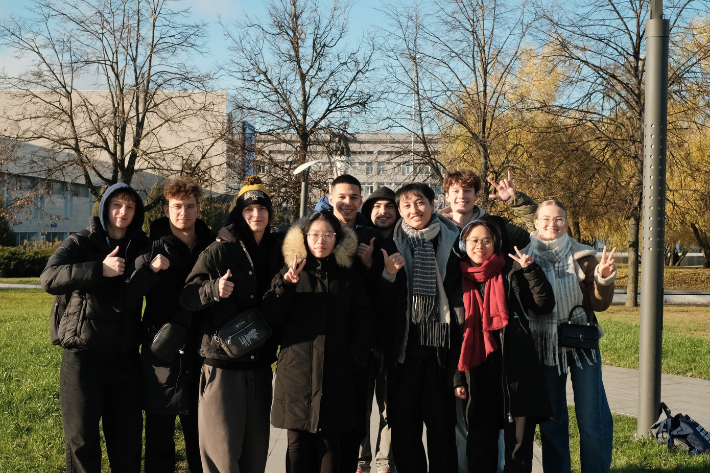 Hiếu (thứ ba, hàng trên, tính từ phải qua) mạnh dạn giao lưu cùng các du học sinh quốc tế. Hiếu (thứ ba, hàng trên, tính từ phải qua) mạnh dạn giao lưu cùng các du học sinh quốc tế.