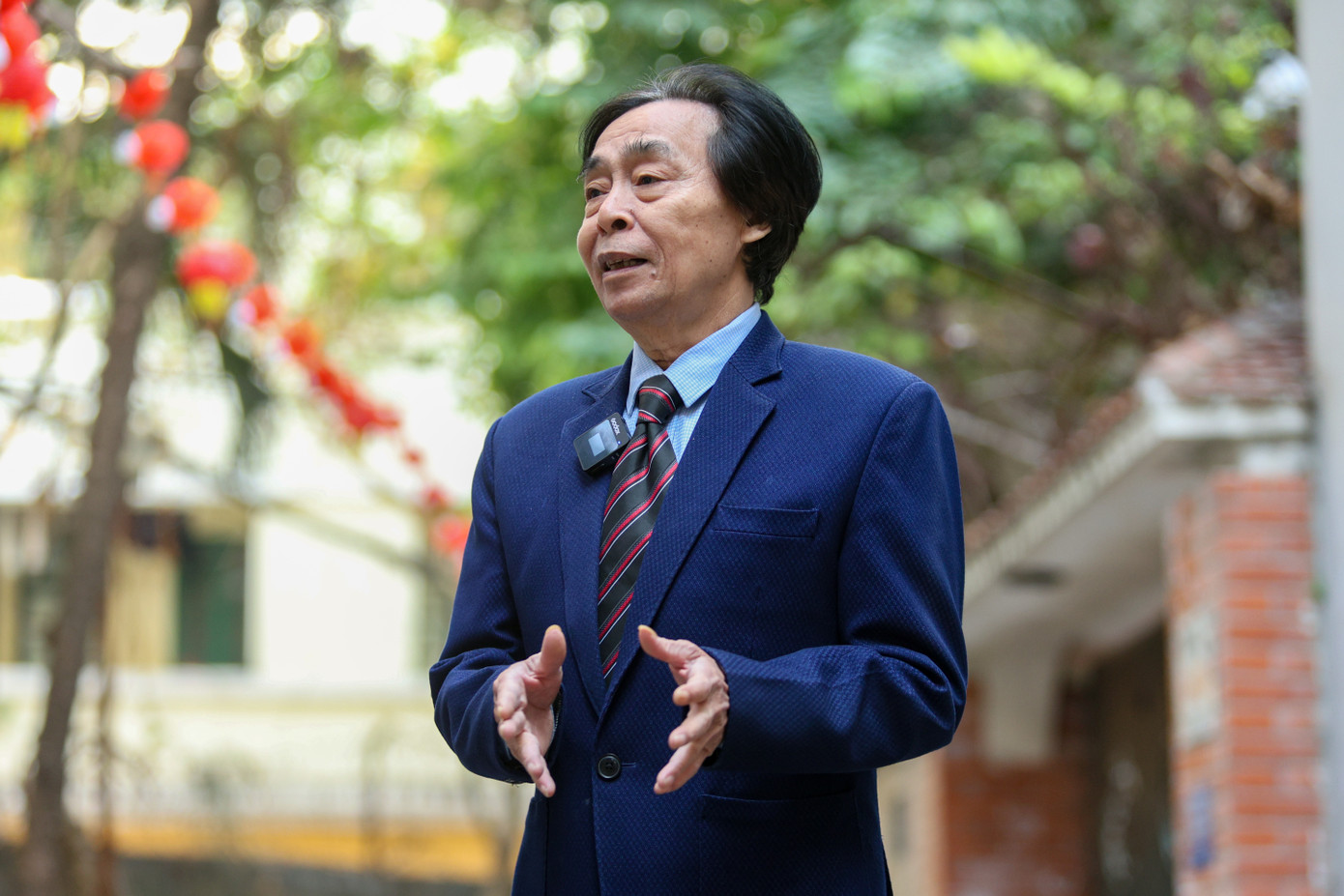 Nhà nghiên cứu văn hóa dân gian Nguyễn Hùng Vĩ. Nhà nghiên cứu văn hóa dân gian Nguyễn Hùng Vĩ.